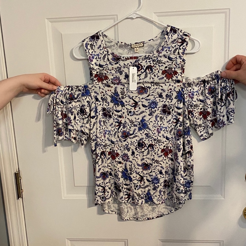 💙Super Cute Cold Shoulder short sleeve shirt